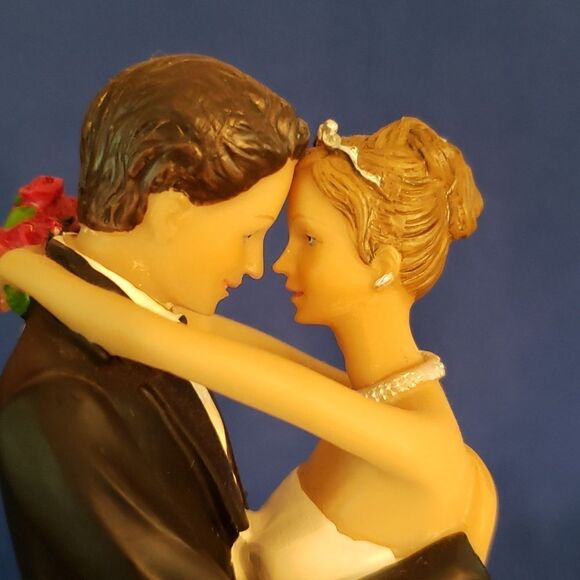 Beautiful Ceramic Bride and Groom Couple Figurine - Picture 5 of 16